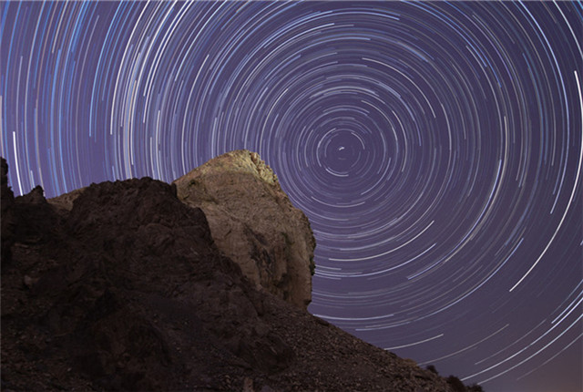 新疆巴州：狮子座流星雨迎来极大 闪亮划过夜空