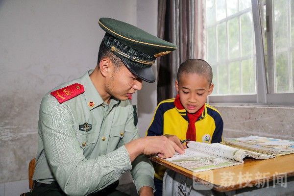 武警|武警爱心捐赠 情暖校园|荔枝军事