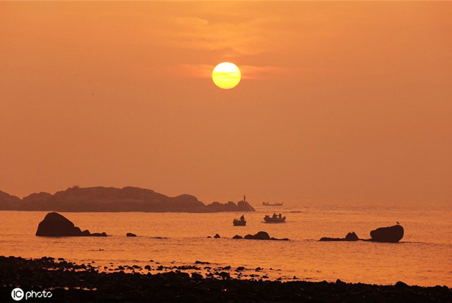 山东青岛：西海岸景美如画 赏晨曦薄雾轻笼中的海滨日出