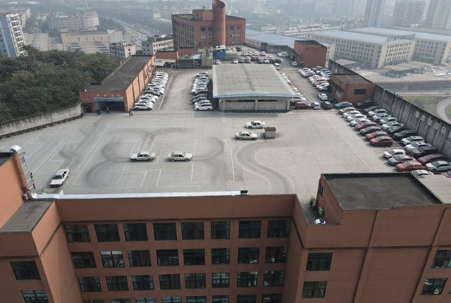 重庆7层楼顶驾校负责人被约谈：场地没有备案，车辆已经撤出