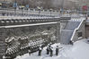 2020年11月20日，吉林省吉林市头场雪后的松花江畔头道码头铜像全都戴上了雪“帽子”。