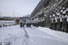 2020年11月20日，吉林省吉林市头场雪后的松花江畔头道码头铜像全都戴上了雪“帽子”。