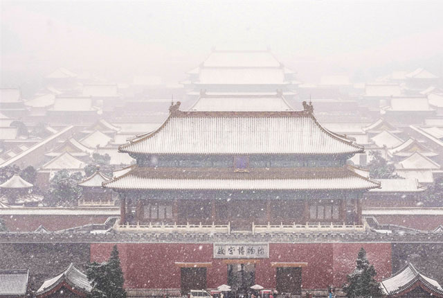 北京市区迎来入冬第一场雪，故宫绝美雪景上新了！