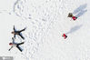 当地时间2018年3月4日，瑞士Le Pont，无人机航拍下的当地雪景。人们在冰封的Lac de Joux湖上玩耍，在雪地里留下深深的印迹。IC photo
