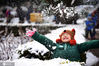 2019年11月30日，北京景山公园，一个小朋友在玩雪。一场初雪过后，北京景山公园美景如画，吸引了众多游人前来踏雪观景。 祝振强/IC photo
