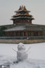 2020年2月2日，中国北京，雪后的北京太美丽，雪花还在飘扬，故宫角楼前一个雪人张开双臂，下雪天太快乐。 小娜/IC photo
