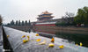 2020年11月21日，中国北京，北京迎来了2020年冬天的第一场雪。雪中的故宫，仿佛穿越了600年时光，一秒变回了紫禁城。大雪纷纷扬扬从空中落下，与红墙交相辉映，每一处风景都美如画。来源：IC photo 小娜/IC photo
