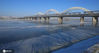 2020年11月23日，黑龙江省哈尔滨市，松花江哈尔滨城区段多数江段已经封江，从哈齐高铁特大桥与百年滨洲桥望去，松花江冰雕雪砌一般，景色美丽。