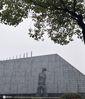 2020年11月25日，江苏省南京市，第七个南京大屠杀死难者国家公祭日前夕，侵华日军南京大屠杀遇难同胞纪念馆组织人手抓紧时间在纪念馆围墙上安装“国家公祭”牌。