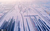 2020年11月27日，黑龙江省哈尔滨市，作为编组站，哈尔滨南站是东北路网铁路运输重要的车流集散地，日均办理辆达到17113.7辆。冬日里，这里一片银白，各种货物列车在白色的车轨间驶入、出发，在一片繁忙中展现着高颜值。 