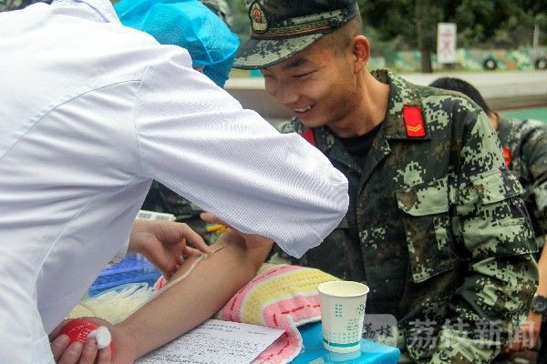 献血|武警官兵无偿献血传爱心|荔枝军事
