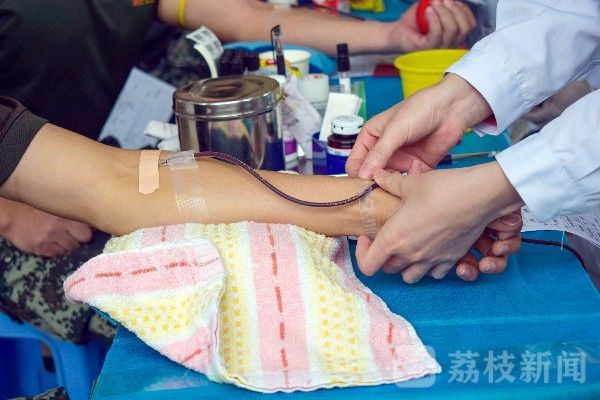 献血|武警官兵无偿献血传爱心|荔枝军事