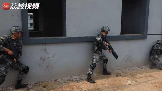 城镇|实打实战！第71集团军某合成旅展开城镇作战实兵对抗演练|荔枝军事