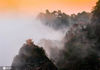 2020年11月30日清晨，雨后的安徽休宁齐云山景区云雾缭绕，宛如仙境。