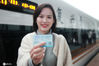 2020年12月11日，乘客在开往上海虹桥站的G8301次复兴号列车前展示车票。