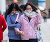 2019年11月18日，在南京街头，行人在寒风中出行。受寒潮天气影响，南京气温骤降，街头寒意袭人。 苏阳/IC photo
