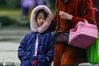 2020年12月3日，一大早送孩子上学的家长都把自己和孩子裹得严严实实的。眼看着一年的最后一个月到来，冷空气越来越频繁，衣服也越穿越厚实。随着一股冷空气的到来，直接把杭州带入气象学意义上的冬天。现代气象学以连续5天的日平均气温小于10℃，作为进入冬季的标准。杭州的常年入冬日是11月28日，去年11月29日入冬，今年比去年晚了几天。zhanyu/IC photo
