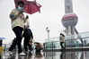 2020年11月25日，上海，当天申城雨雾濛濛，”雨雾”天气使陆家嘴建筑群几乎都难以看清，明珠环廊天桥上，路人游客在细雨中匆匆而行。临近傍晚，申城的降雨开始明显增大，但秋雨不寒反升温，当天的气温比昨日有所回升，但路人的体感依旧阴冷。