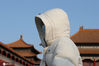 2020年12月1日，北京，故宫游客包裹得严严实实御寒。当日北京气温持续低迷，由于云量增多光照不给力，午后最高气温只有4度，体感干冷。