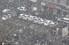 2020年12月1日，郑州迎来入冬以来第一场降雪。虽然预报是雨雪天气，可大多市民真正在街头看到的却是一场小雨，而市区内，在20层以上高楼居住或工作的市民，透过窗外却看到另一番大雪纷飞的壮观景象。
上下落差仅几十米的空中，所呈现出的雨，雪两种完全不同的景象，另许多市民感到好奇。
据了解，形成如此景观的原因来自于“城市热岛效应”，因城市建筑，道路，以及热源多地面蓄热能力强，雪花不等降落至地面就被融化成了雨滴。
