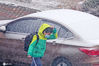 2020年12月2日，人们在辽宁省大连市甘井子区泉水街道冒雪出行。