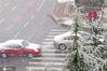 2020年12月2日，人们在辽宁省大连市甘井子区泉水街道冒雪出行。刘德斌/IC photo 编辑/陈进