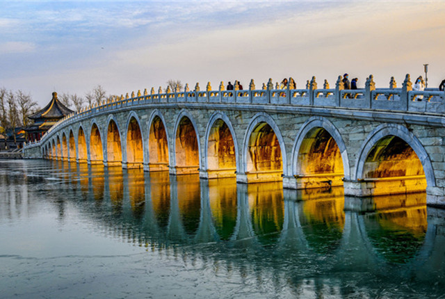 北京：著名网红打卡地十七孔桥又到一年“金光穿洞”时
