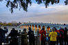 2020年12月1日，北京，每年冬至前后，是颐和园十七孔桥“金光穿洞”最佳观赏拍摄时间。现在距二十四节气“冬至”节气还有20天，众多摄影爱好者就来到著名网红打卡地颐和园十七孔桥，拍摄“金光穿洞”奇观。
