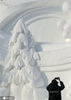 2020年12月26日，黑龙江省哈尔滨市，第33届太阳岛雪博会园区内，游人络绎不绝观赏一座座精美绝伦的雪塑，感受着新奇如梦一般雪的盛宴。今年的太阳岛雪博会仍继续与冰雪大世界品牌融合、强强联合，打造太阳岛冰雪季“两园一景”的发展模式，用自己独特气质展现冰城魅力，用雪诠释着