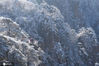 2020年12月30日，在安徽黄山风景区拍摄的雾凇景观。当日，受冷空气影响，安徽黄山风景区气温大幅降，雪后黄山漫山遍野出现雾凇美景，处处银装素裹。水从泽/IC photo 编辑/陈进