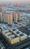 2020年11月28日，黑龙江省哈尔滨市，无人机视角下，建于上世纪八九十年代的多层住宅小区覆雪的屋顶，俯瞰如一个个英文字母或是阿拉伯数字。来源：张澍/IC photo 编辑/刘佳