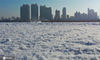 2020年12月3日，黑龙江省哈尔滨市，松花江上，建设冰雪大世界的采冰已经开始。采冰工在江面用移动的电锯车，割出冰线，待冰线割完后，运冰工人再到江面取冰。无人机俯瞰，割冰工人们的身影印在铺着白雪的江面上，一片忙碌。来源： 张澍/IC photo 编辑/刘佳