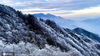 2020年12月4日，安徽省六安市霍山县单龙寺附近的大别山群山出现雾凇景观。晨曦中，起伏的山峦银装素裹，琼枝玉叶分外妖娆。