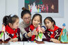 2020年12月4日，江苏省海安市城南实验小学东校区学生在老师指导下动手学做木偶。