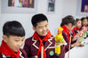 2020年12月4日，江苏省海安市城南实验小学东校区学生在欣赏自己学做成的木偶。