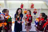 2020年12月4日，江苏省海安市城南实验小学东校区学生在老师的指导下学习木偶表演动作。