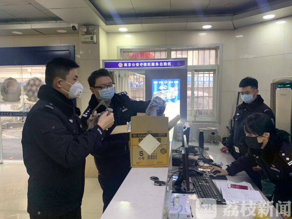 热心市民给民警送上暖心礼物：“你们一定要保护好自己！”（视频