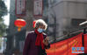 2月9日，一位武汉市武昌区首义路街大东门社区居民在查看社区信息。新华社记者 程敏 摄