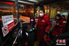 高铁列车工作人员在北京南站乘公交车离站。中新社记者 富田 摄