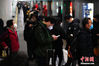 抵达北京南站的返京旅客准备乘坐轨道交通离站。中新社记者 富田 摄