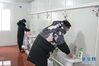 2月10日，在武汉客厅方舱医院，患者在盥洗室梳洗。 武汉方舱医院从2月5日收治首批患者以来，运行平稳有序，患者在医护人员的精心照顾下调养身体，等待痊愈。 新华社记者 熊琦 摄