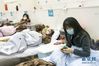 2月10日，在武汉客厅方舱医院，一名患者在拼魔方。 武汉方舱医院从2月5日收治首批患者以来，运行平稳有序，患者在医护人员的精心照顾下调养身体，等待痊愈。 新华社记者 熊琦 摄