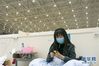 2月10日，在武汉客厅方舱医院，一名患者在拼魔方。 武汉方舱医院从2月5日收治首批患者以来，运行平稳有序，患者在医护人员的精心照顾下调养身体，等待痊愈。 新华社记者 熊琦 摄