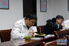 2月12日，陈晓亮（左）在蚌埠市紧急救援中心吃晚饭。新华社发（黄博涵 摄）