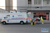 　2月12日，医护人员将病人送上陈晓亮驾驶的救护车。新华社发（黄博涵 摄）