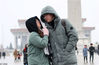 2019年2月14日，北京，正值西方情人节，恰巧“偶遇”降雪天气，天安门广场上的情侣们雪中漫步、合影不停秀恩爱。
