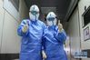 2月13日，庞振（左）和陈美茹在病房区合影。新华社记者 张玉薇 摄