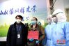 2月14日，武汉一名新冠肺炎康复患者在武汉大学人民医院献血屋捐献血浆。图为新冠肺炎康复患者（左二）接受捐献证书。中新社记者 安源 摄