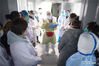 2月8日，护士长孙纯（中）在武汉雷神山医院走廊给护士分配任务，准备迎接转运患者。 新华社记者 肖艺九 摄