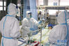 1月24日，武汉大学中南医院重症隔离病房的医护人员对患者进行治疗。 新华社记者 熊琦 摄
